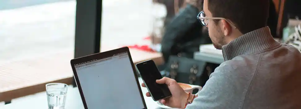 Computerfachmann am Bildschirm.