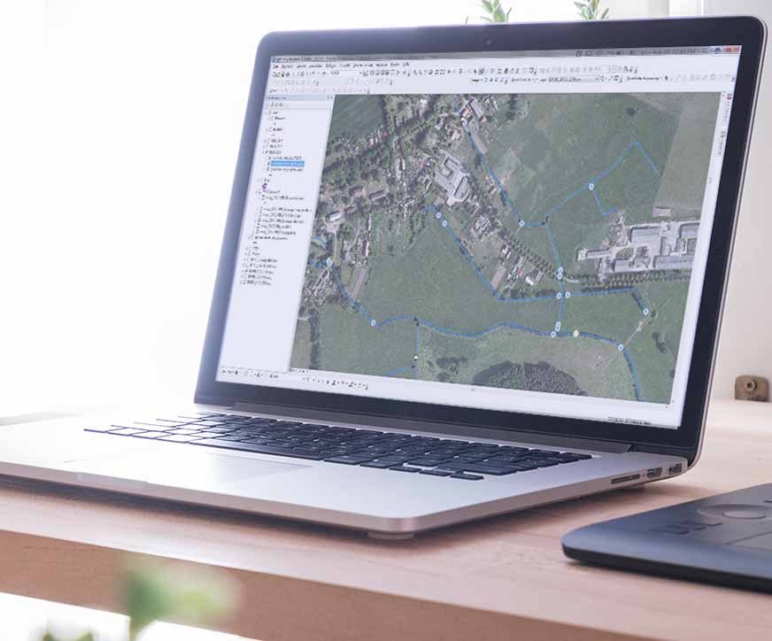 Büro mit Computer auf dem ArcGIS Desktop läuft