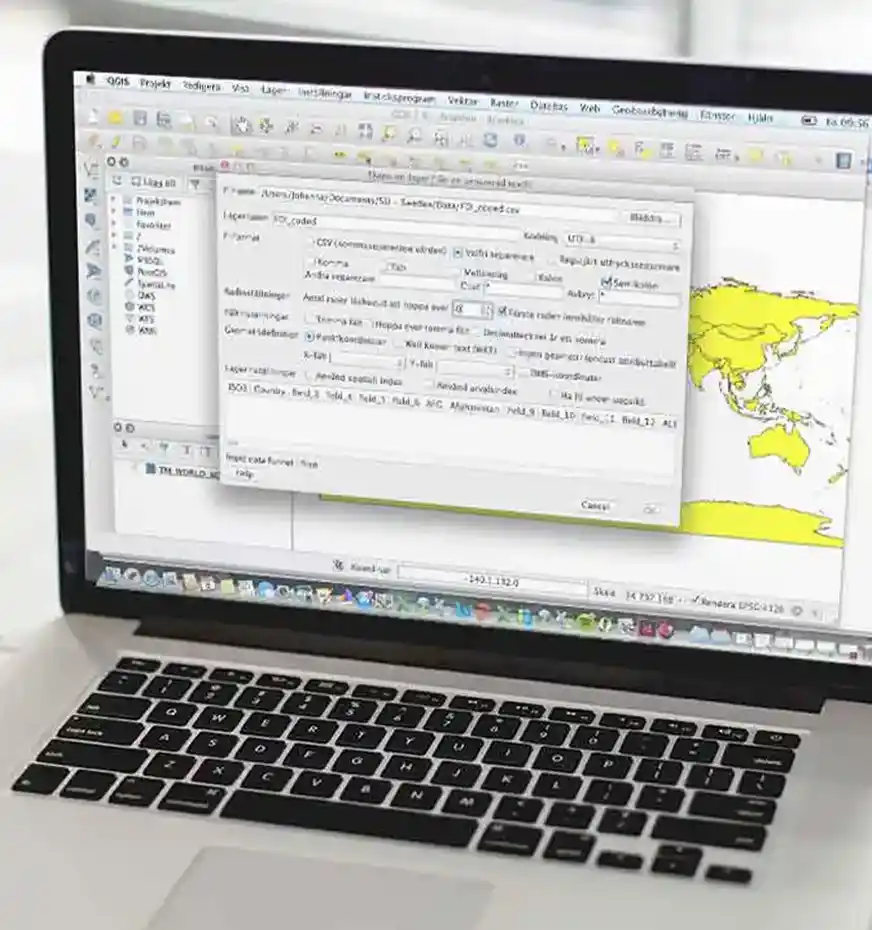 Büro mit Computer auf dem QGIS läuft
