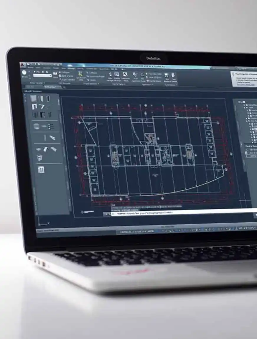 Büro mit Computer auf dem AutoCAD Architecture läuft