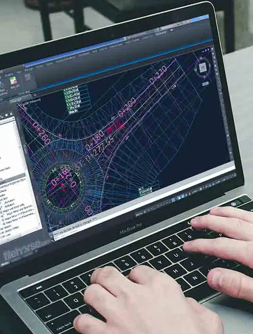 Mann am Computer arbeitet mit Civil 3D
