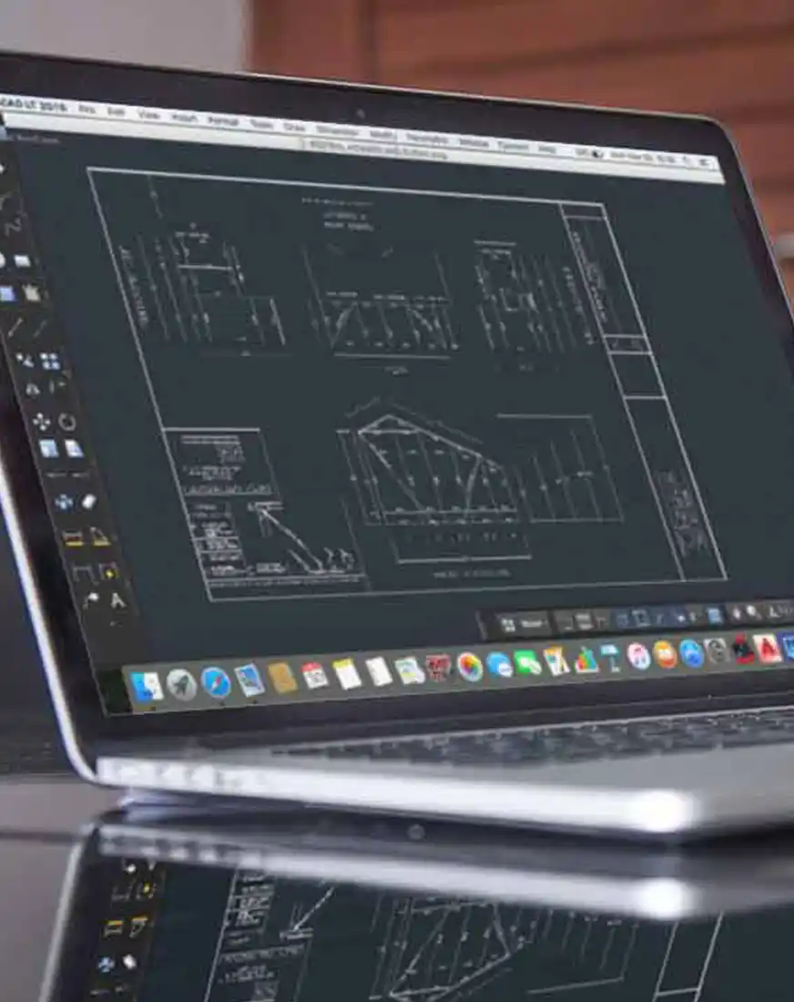 Büro mit Computer auf dem AutoCAD LT läuft