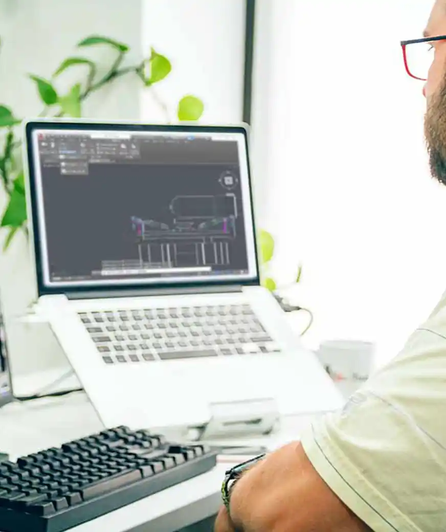 Mann vor Computer arbeitet mit AutoCAD Mechanical