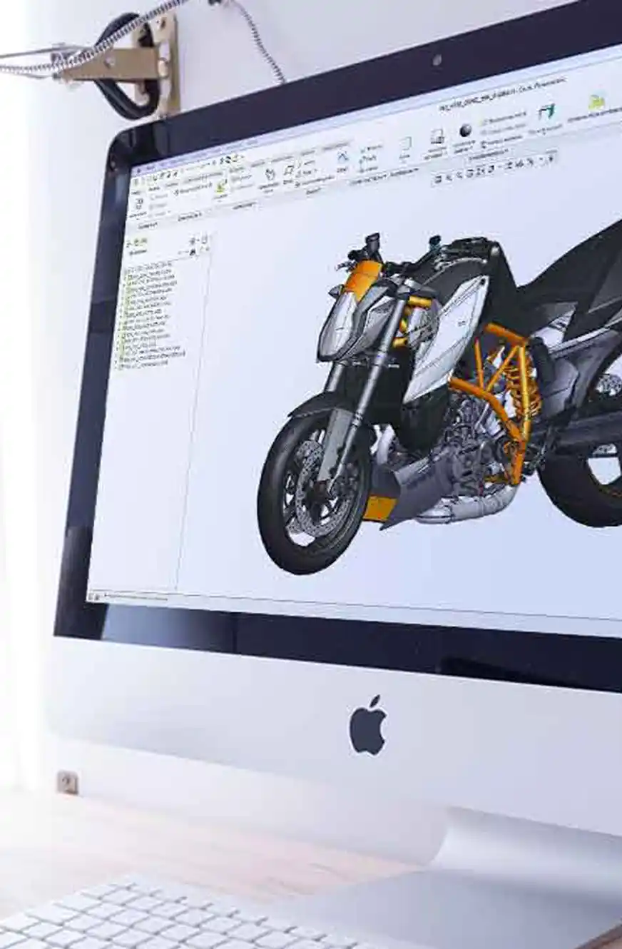 Büro mit PC auf dem Creo läuft
