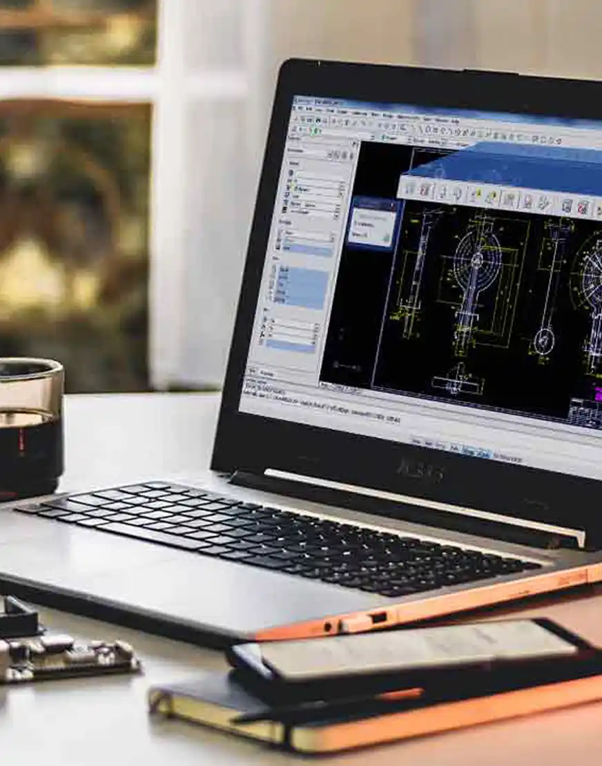 Büro mit Computer auf dem DraftSight läuft