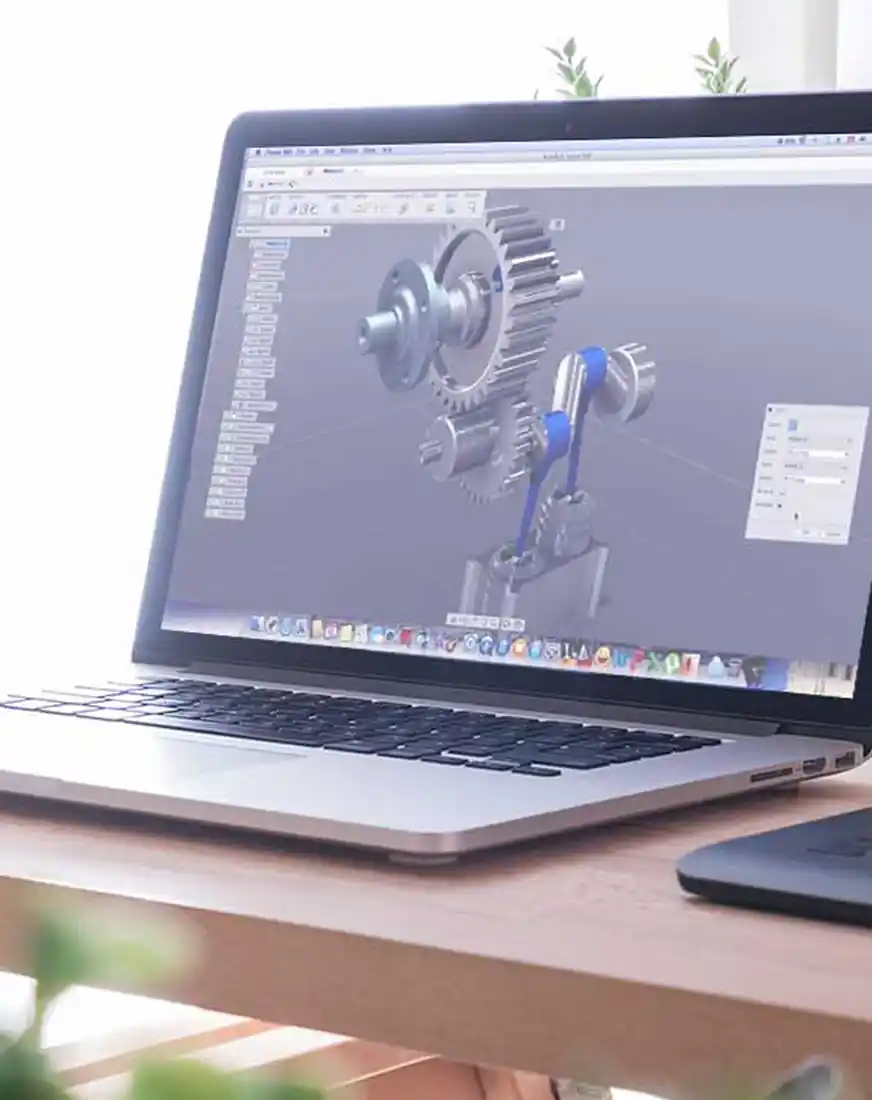 Büro mit Computer auf dem Fusion 360 läuft