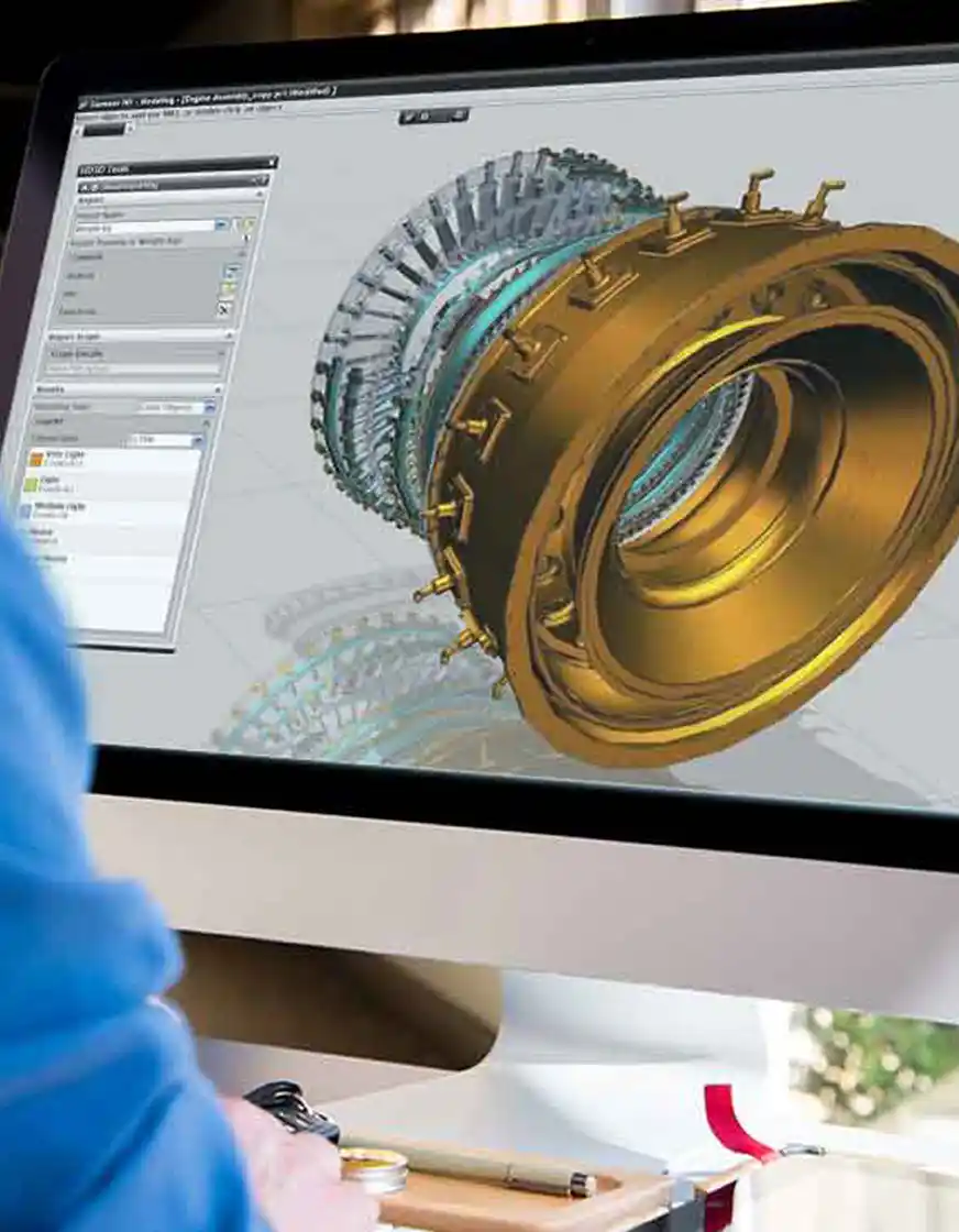 Mann arbeitet am Computer mit Siemens NX