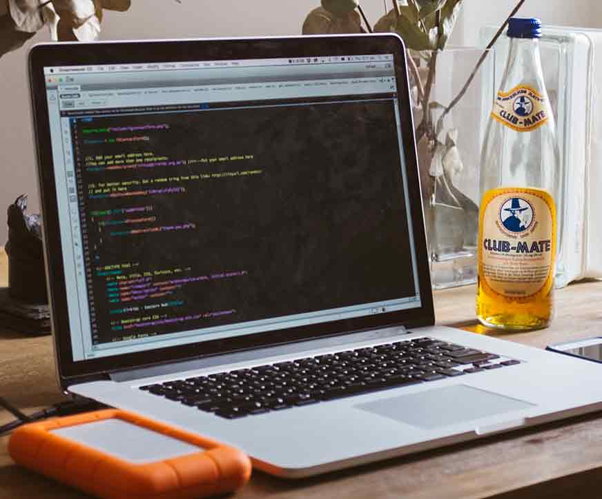 Büro mit Computer und Dreamweaver