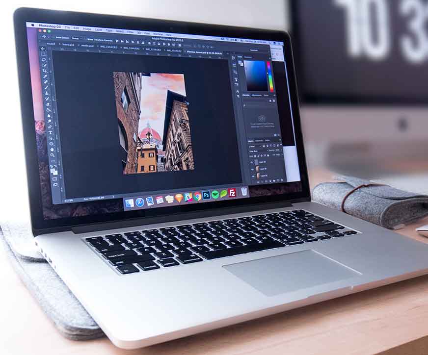Mann vor Computer arbeitet mit Photoshop