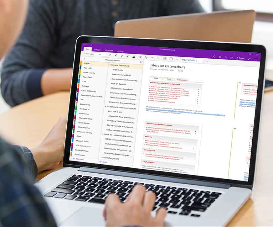 Mann vor Computer arbeitet mit OneNote