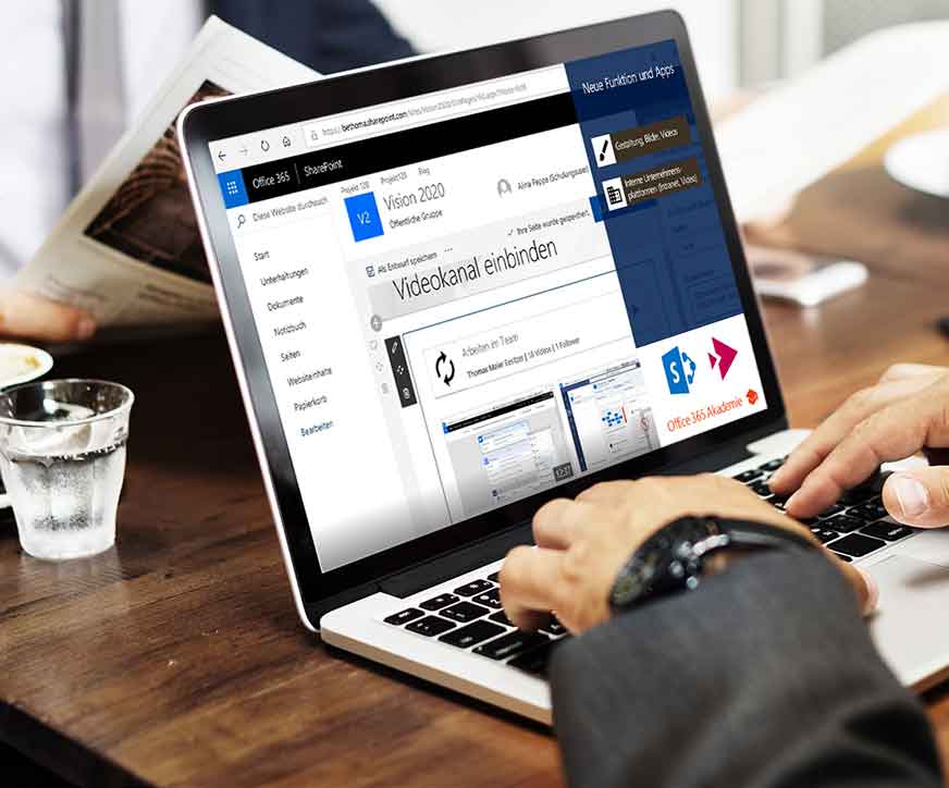 Mann vor Computer arbeitet mit SharePoint